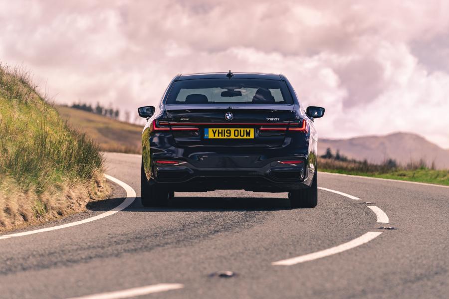  BMW 750i xDrive M Sport (G11) 2019 года  (UK) (фото 17 из 34)